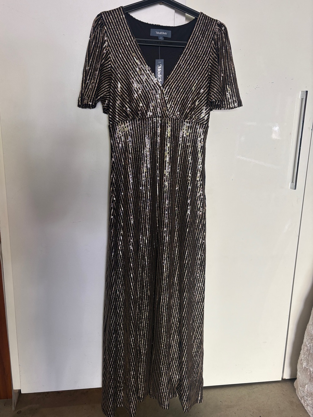 Mod Cloth Black & Gold Sequin V‑Neck Evening Dress